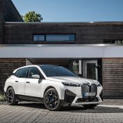 Nové iX xDrive50: BMW skáče plnýma nohama do éry elektromobility